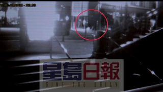 視頻拍到一名兇徒不斷踢打林泰紅圈內(nèi)。美國《星島日報》