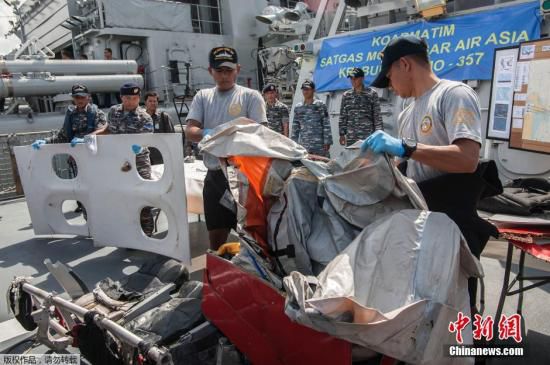 　當地時間2015年1月5日，印尼泗水，印尼海軍展示從爪哇海中打撈到的亞航失事客機殘骸與遇難者的遺物