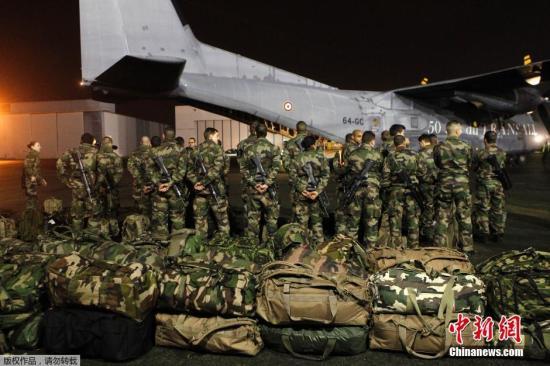 當地時間1月7日，法國軍人抵達巴黎布爾歇機場。他們將被部署在巴黎，以增強巴黎市的安保力量。