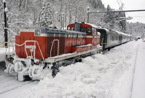 JR一臥鋪特急列車，因大雪在JR奧羽線津輕湯站附近拋錨，約130名乘客不得不在車上過夜。