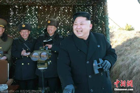 資料圖：當(dāng)?shù)貢r(shí)間2015年1月31日，據(jù)朝鮮《勞動(dòng)新聞》報(bào)道，朝鮮最高領(lǐng)導(dǎo)人近日視察朝鮮?？哲娐?lián)合演習(xí)，演習(xí)中還出動(dòng)了戰(zhàn)斗機(jī)和潛艇。