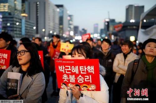 資料圖：當?shù)貢r間3月10日上午，韓國憲法法院就總統(tǒng)彈劾案審判，樸槿惠被立即免去總統(tǒng)職務(wù)。當晚，韓國民眾走上首爾街頭舉行燭光集會。