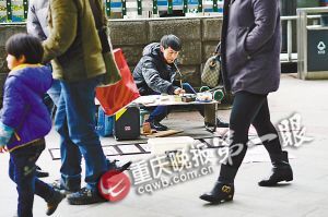 街頭，張啟輝將自己的作品擺放出售。