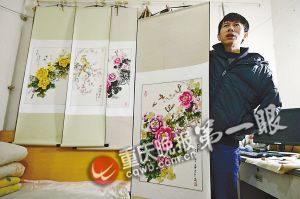 靠一根拇指夾畫筆，張啟輝繪出美麗色彩。
