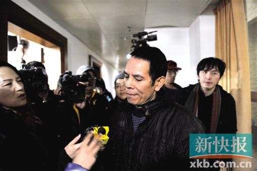 昨日,小華的父親胡國虎接受媒體記者采訪。新快報記者 孫毅/攝