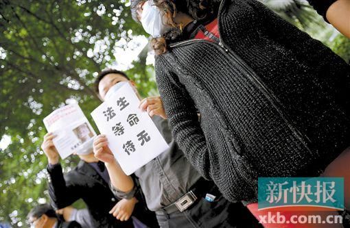 　　■昨日，數十位二胎準媽媽和家屬來到省衛計委門前，希望廣東二胎政策盡早出臺。新快報記者 孫毅/攝