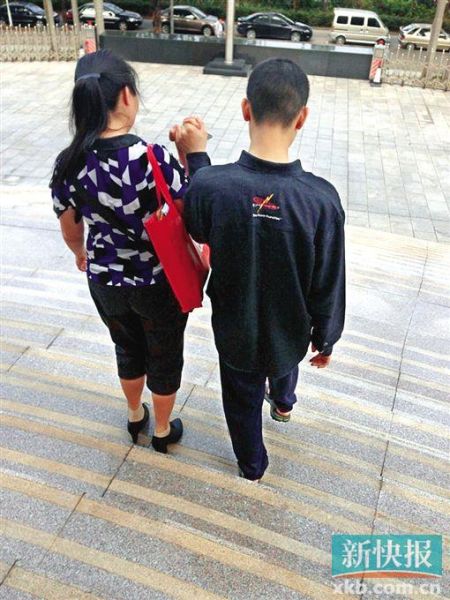 李星兒與媽媽蔣女士牽手走出法院。 新快報記者 張國鋒/攝