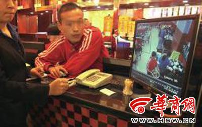 昨日，李女士展示從火鍋店抱回的火鍋，內有濕巾