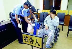 被告人李萬勇因病吸氧受審。首席攝影記者 吳寧/攝