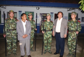 　5月17日，岳陽監(jiān)獄，自稱是聯(lián)合國官員的男子被當(dāng)場抓獲。圖/通訊員續(xù)暖和