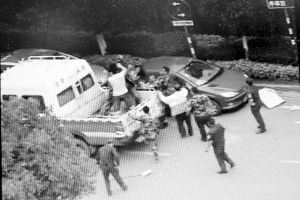 沖突現場，協管員揮拳打向女商販 視頻截圖