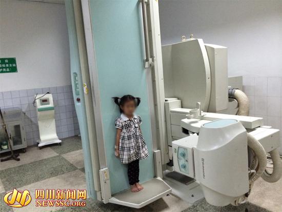 在醫院檢查的婷婷（鄧師傅供圖）