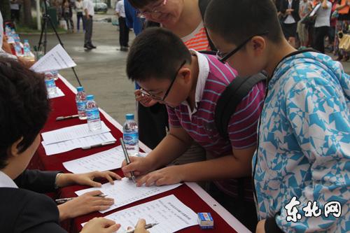 哈爾濱中小學(xué)抽簽定老師 攝像機(jī)跟拍家長(zhǎng)手抖