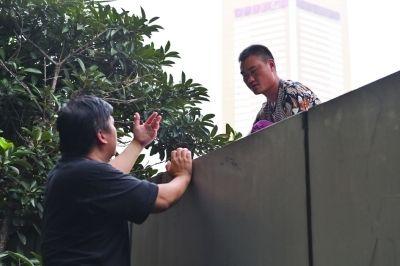 黃主任站在獨木樁上與男子交談了近半小時。