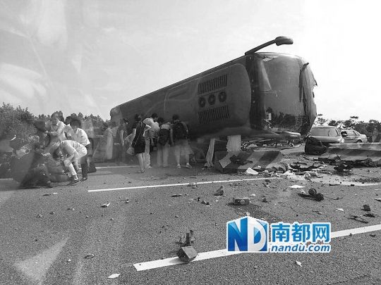 現(xiàn)場大客車側(cè)翻，玻璃碎落一地，車身卡在路邊水泥護(hù)欄上。 目擊者供圖