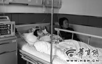 昨日下午，在延長縣醫(yī)院，外婆守在5歲的黑鈺雅病床前