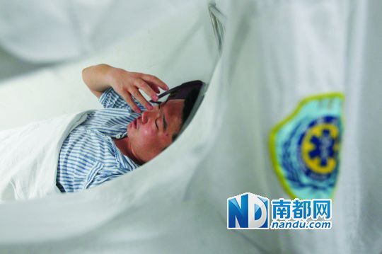 19日，北大深圳醫(yī)院，透過被撕破的工作服，急診科醫(yī)護(hù)人員申洪濤身體多處被醉酒男子抓傷。
