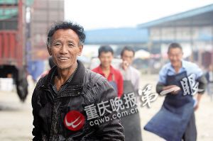 唐再海因為皮膚黝黑，工友們都打趣地稱呼他為“非洲人”。