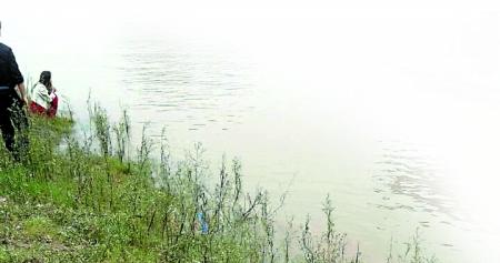 涉事男子和前女友,呆滯地望著滾滾江水。 田女士供圖