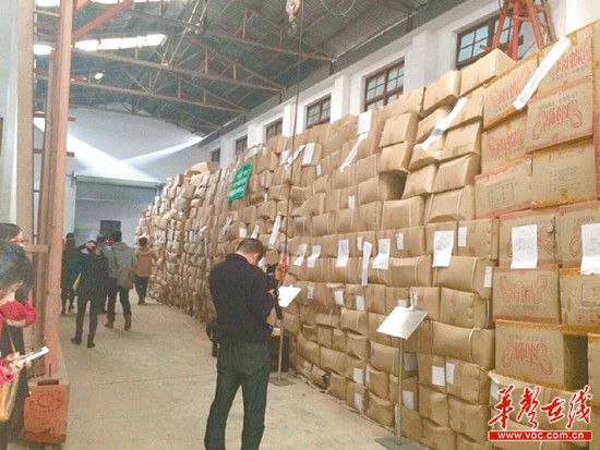 11月5日，執(zhí)法人員清理出來的假安全套把上千平方米的倉庫堆得滿滿的。