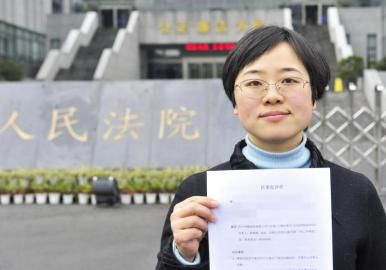 12月3日，起訴代理人出示公訴書。