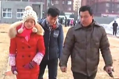 “失蹤”后又回家的越南新娘小吳(左)和家人到警方報案。視頻截圖