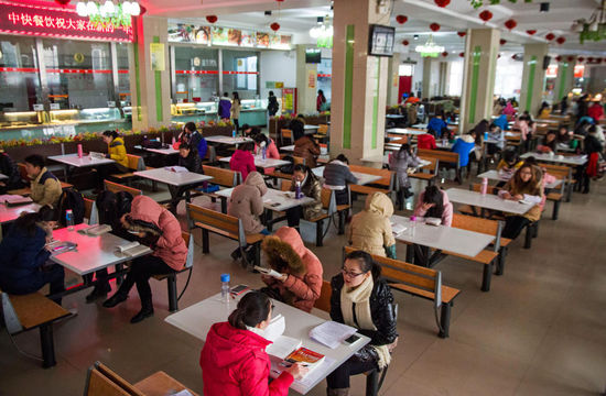 圖為在食堂內復習的學生。