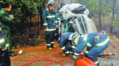 消防官兵正準(zhǔn)備拆車門救人。
