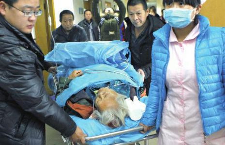 排隊(duì)領(lǐng)免費(fèi)白菜，86歲老太摔倒顱內(nèi)出血。