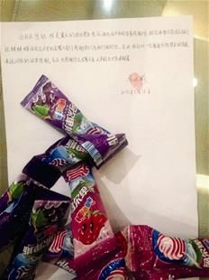 為表謝意，他特意買來20根棒棒糖送給民警。