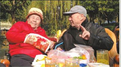 結婚60年，梁玉芹婆婆和王再功爺爺恩愛如初。
