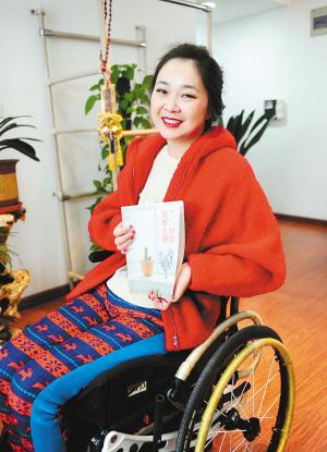 昨天下午，記者在鳳城八路的一個(gè)小區(qū)里，見到了輪椅上的28歲女孩兒劉燚。2009年夏天，因?yàn)橐粓?chǎng)車禍，她高位截癱，醫(yī)生宣布她“從此再也沒有生活質(zhì)量”，可就是這個(gè)輪椅上的西安女孩，在2012年，和父母一起完成了一趟28個(gè)國(guó)家的旅行，而靠著僅有的能動(dòng)的一個(gè)小拇指，她用一年多的時(shí)間，在電腦上敲出了這次旅行的游記，并集結(jié)成書，取名《一切都沒那么糟》。