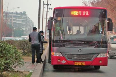 1月6日下午，資陽一輛15路公交車停靠在當(dāng)時(shí)事發(fā)車站。