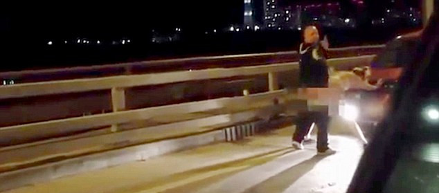 許多人拍攝到這對(duì)夫婦在引擎罩上“表達(dá)愛意”的方式，而男子甚至轉(zhuǎn)過頭來(lái)看鏡頭。（視頻截圖）