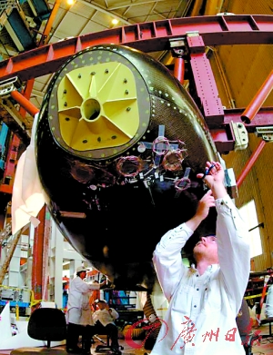 工作人員在建造X—37B宇宙飛船的模型。（資料圖片）