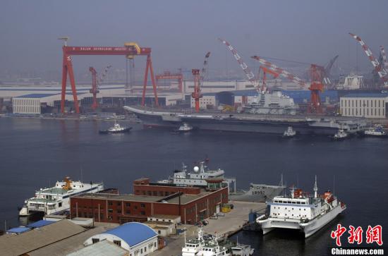 8月30日9時30分許，中國航母平臺在經(jīng)過第十次海試后，平穩(wěn)地停靠在遼寧大連港碼頭。