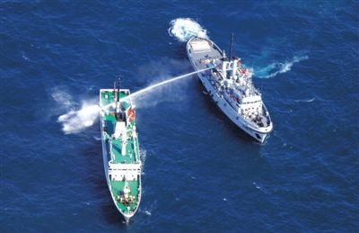 昨日，東海某海域，東海艦隊拖船使用高壓水炮為地方執法船滅火
