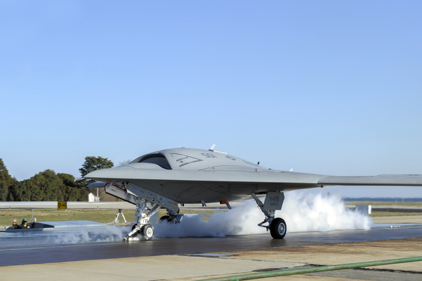 美軍X-47B無人戰機首次陸基彈射起飛
