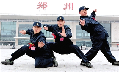 昨日，即將入伍的少林高手們啟程前合影留念