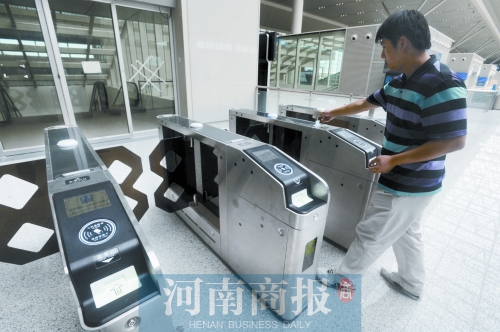 如果是網上訂票，可以在檢票閘機上直接刷二代身份證 河南商報記者 鄧萬里/攝