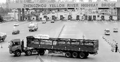 一輛6軸大貨車被路政人員勸阻后，掉頭返回