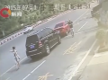 女司機涉嫌違章被攔截 怒打執法隊員