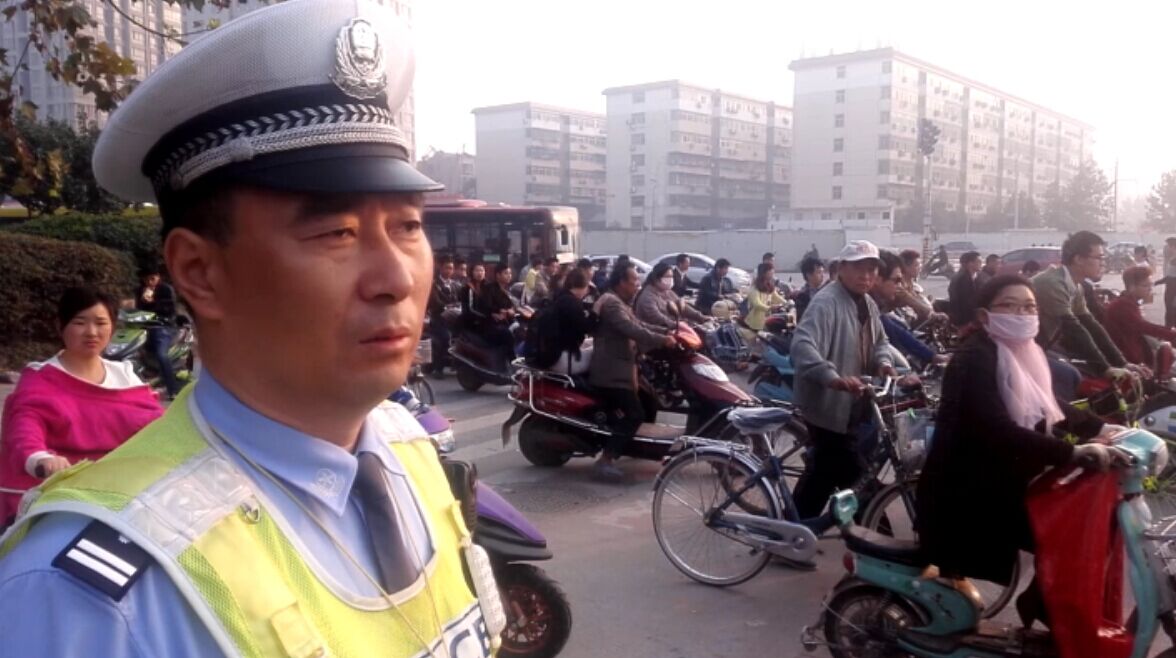 直播3：上班表情 數(shù)十萬(wàn)人要通過(guò)一個(gè)路口