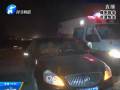 男子車(chē)窗外吐酒 頭被撞掉