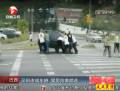實拍司機違規停車遭數位猛男抬走