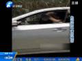 懸！山路上情侶邊開車邊親熱