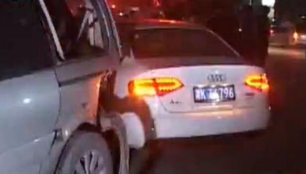 12車停路邊瞬間全報廢 咋回事？