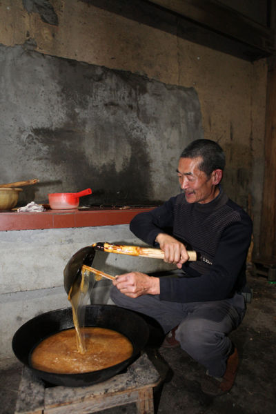 沿襲已久過年風俗 農戶忙做麥芽糖