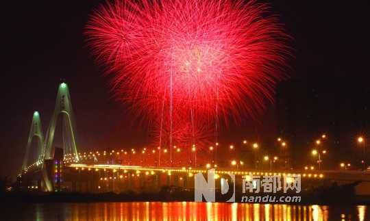  海口市民吃過(guò)了年夜飯,到西海岸燃放觀賞煙花是近年來(lái)興起的一大潮流。