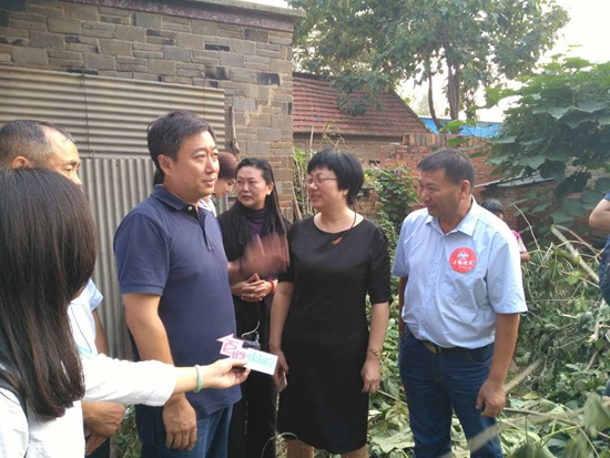 公共頻道總監和幸福使者愛心人士一起探訪吳傳青家 攝影 張麗